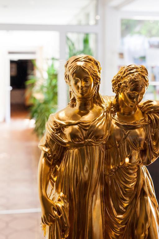 Hotel Garni Schlossgarten Нойстрелиц Екстериор снимка
