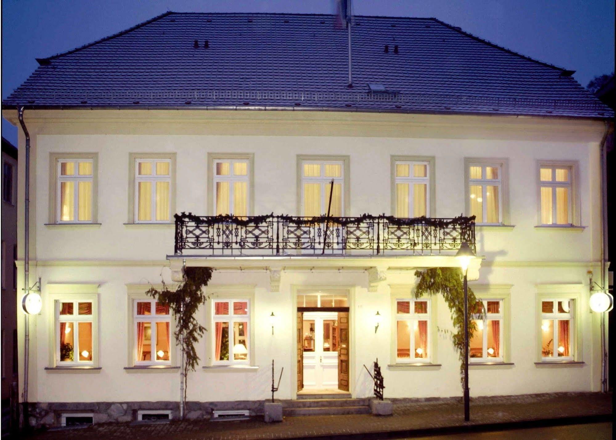 Hotel Garni Schlossgarten Нойстрелиц Екстериор снимка