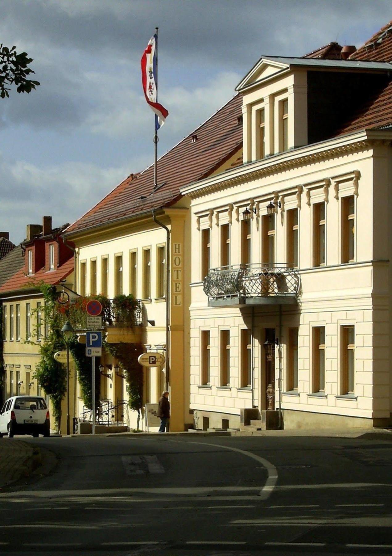 Hotel Garni Schlossgarten Нойстрелиц Екстериор снимка