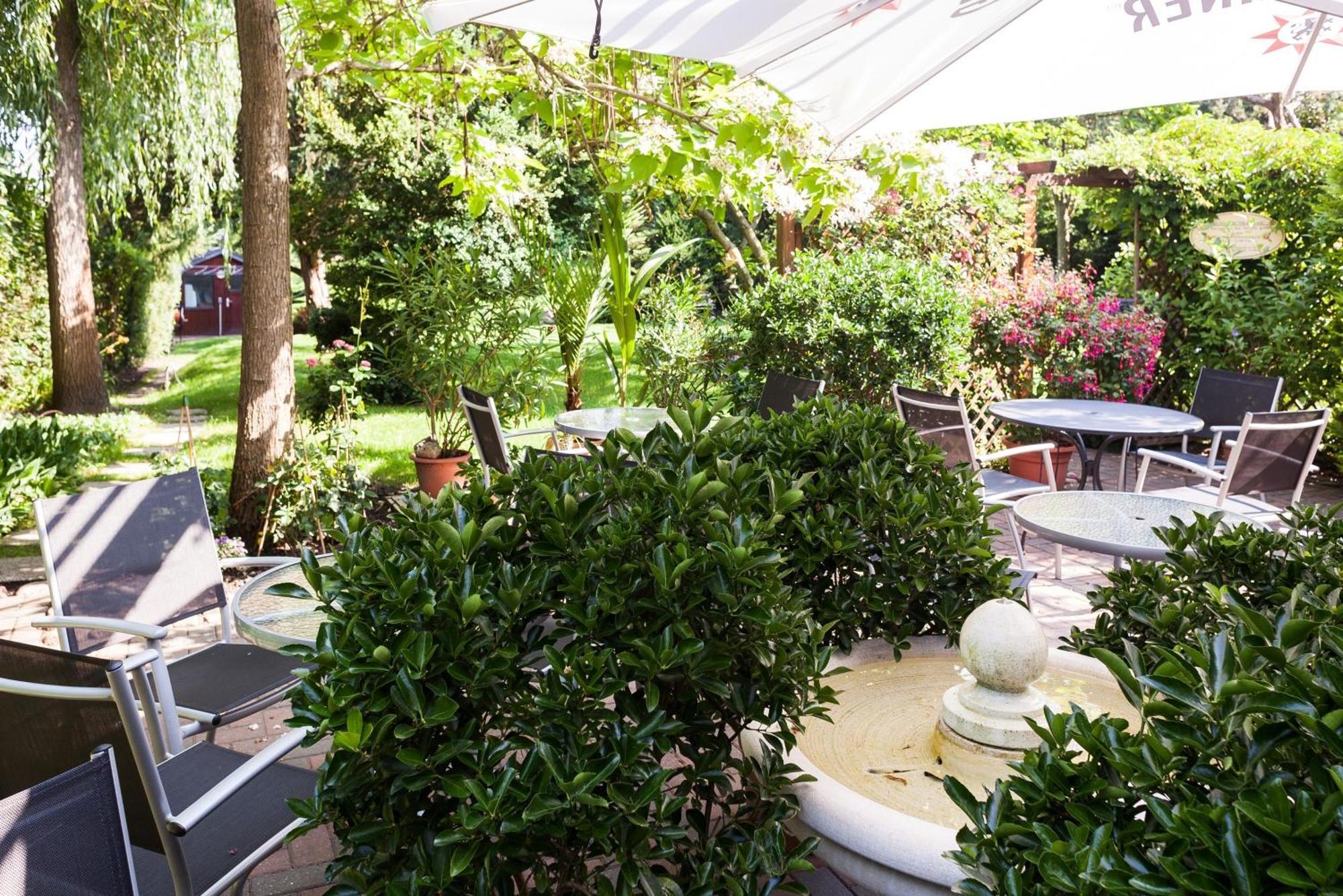 Hotel Garni Schlossgarten Нойстрелиц Екстериор снимка