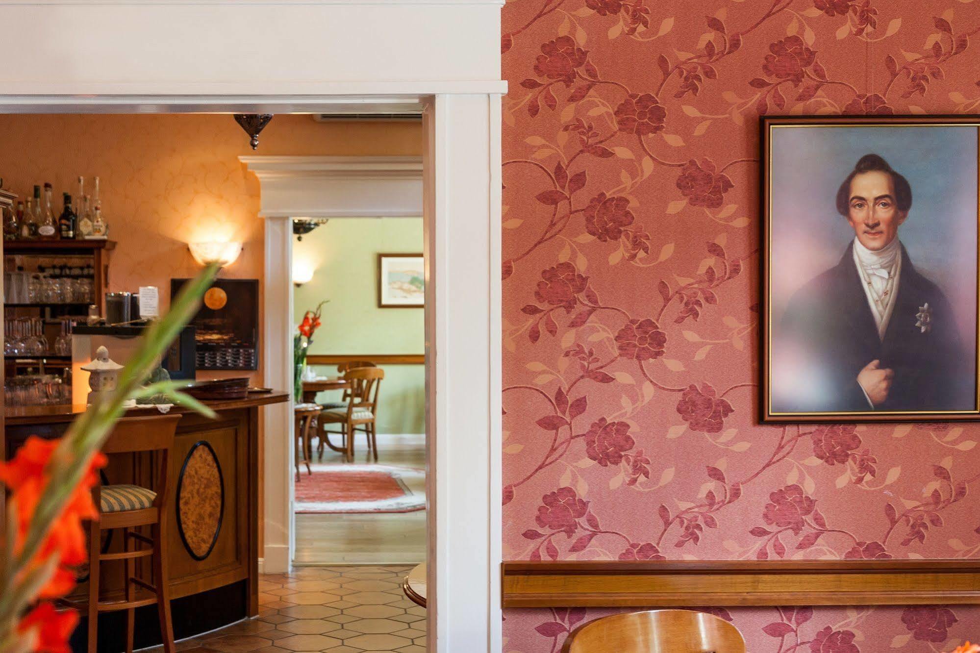 Hotel Garni Schlossgarten Нойстрелиц Екстериор снимка