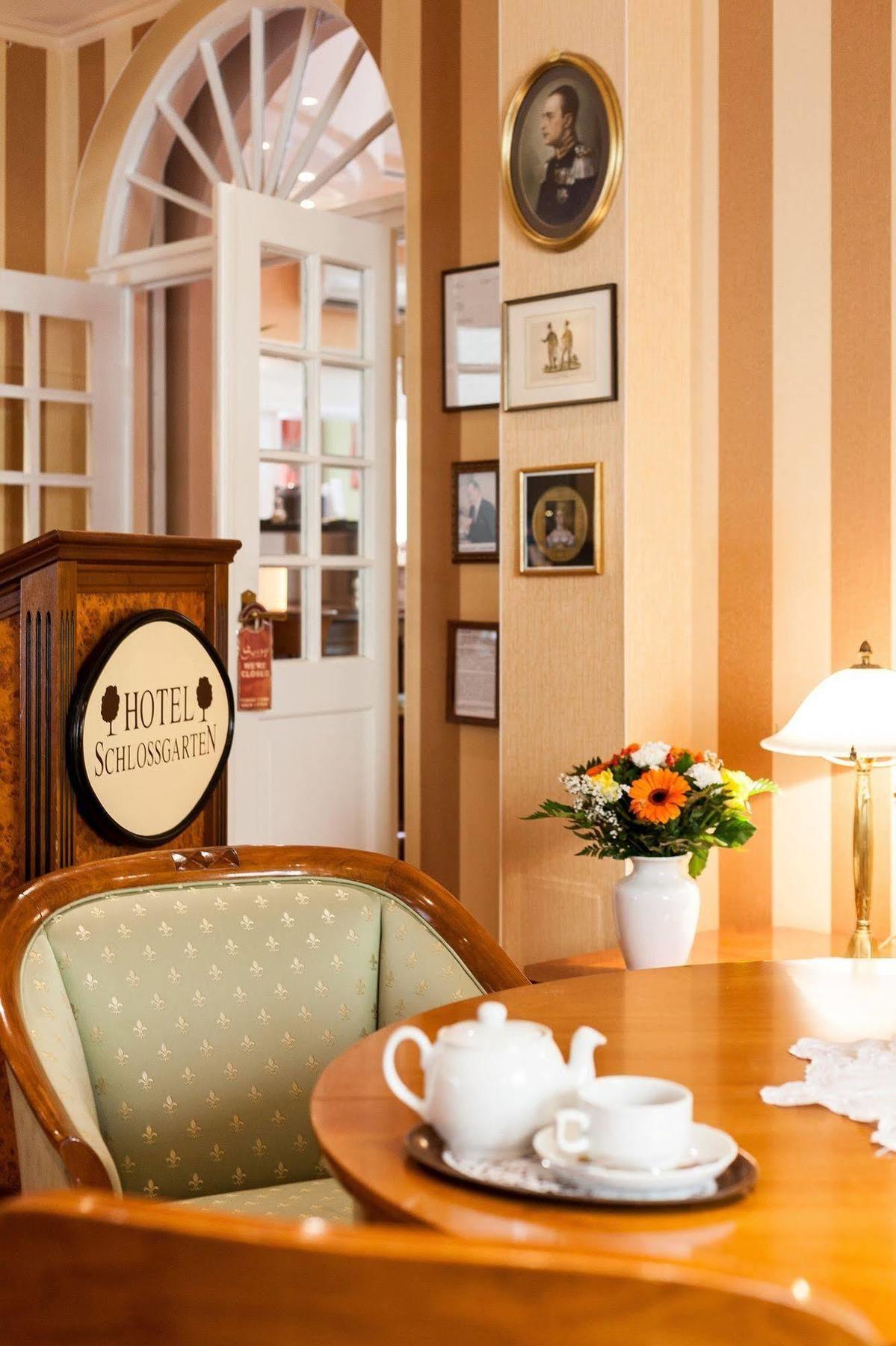 Hotel Garni Schlossgarten Нойстрелиц Екстериор снимка