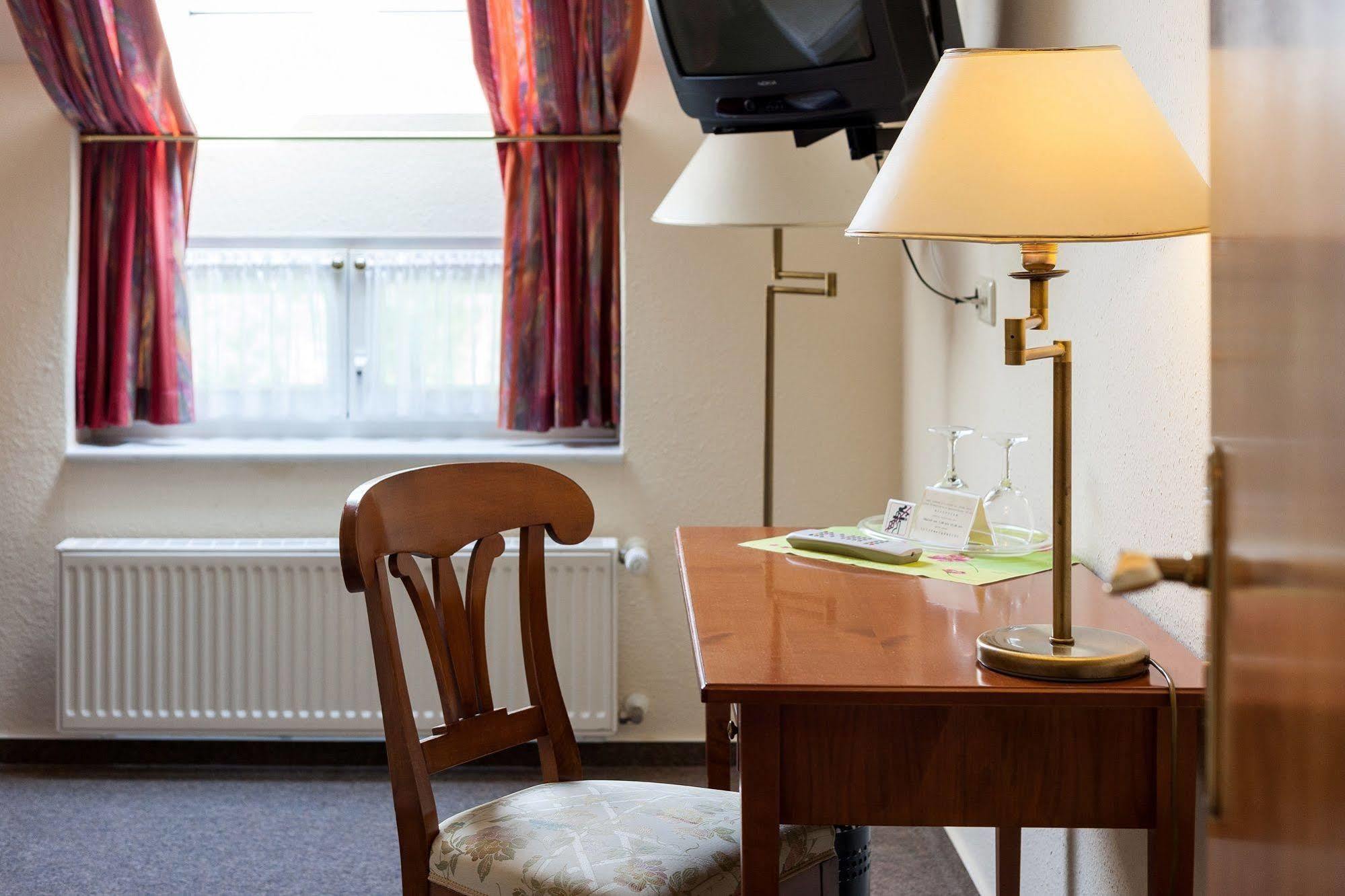 Hotel Garni Schlossgarten Нойстрелиц Екстериор снимка