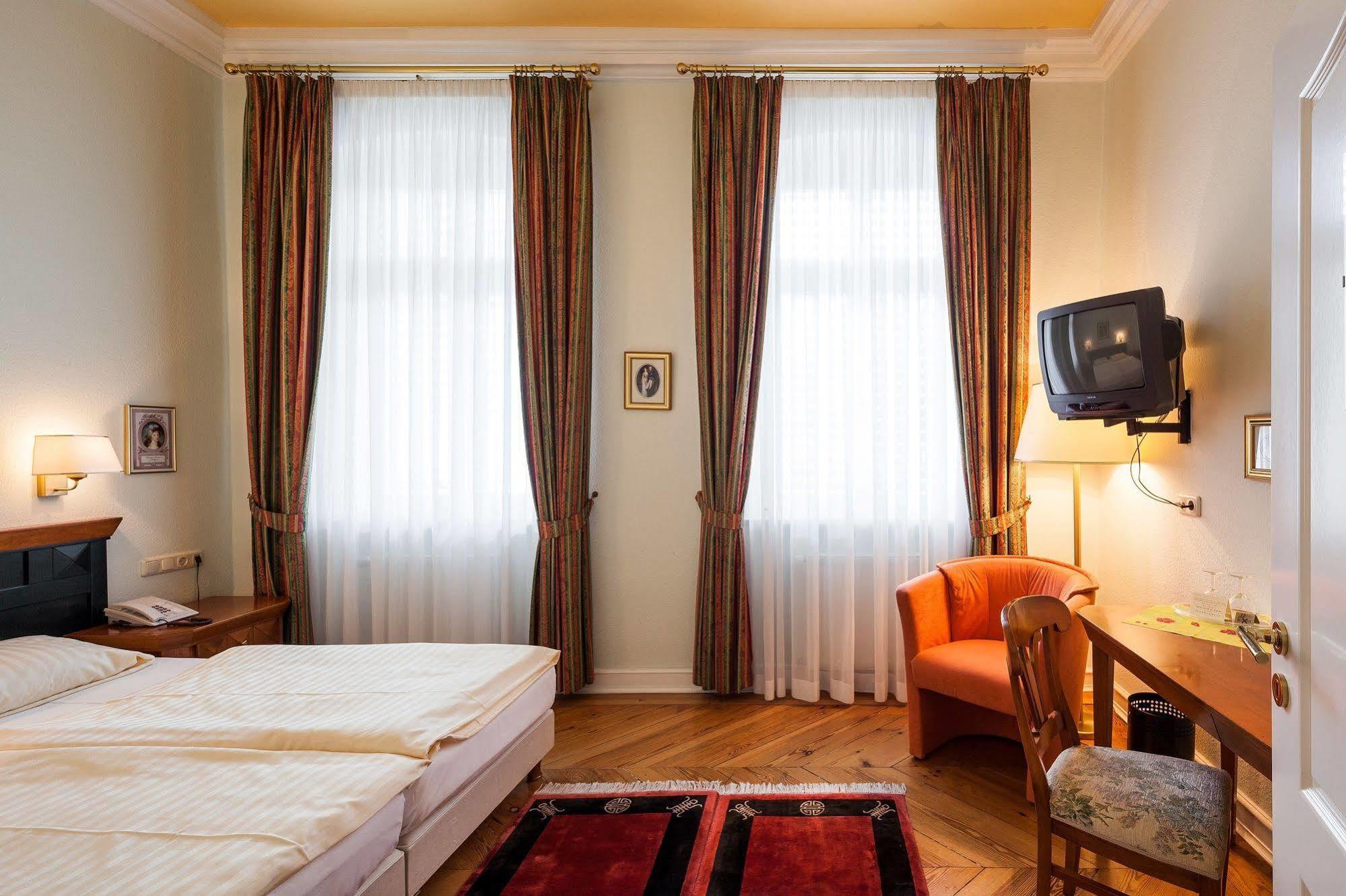 Hotel Garni Schlossgarten Нойстрелиц Екстериор снимка