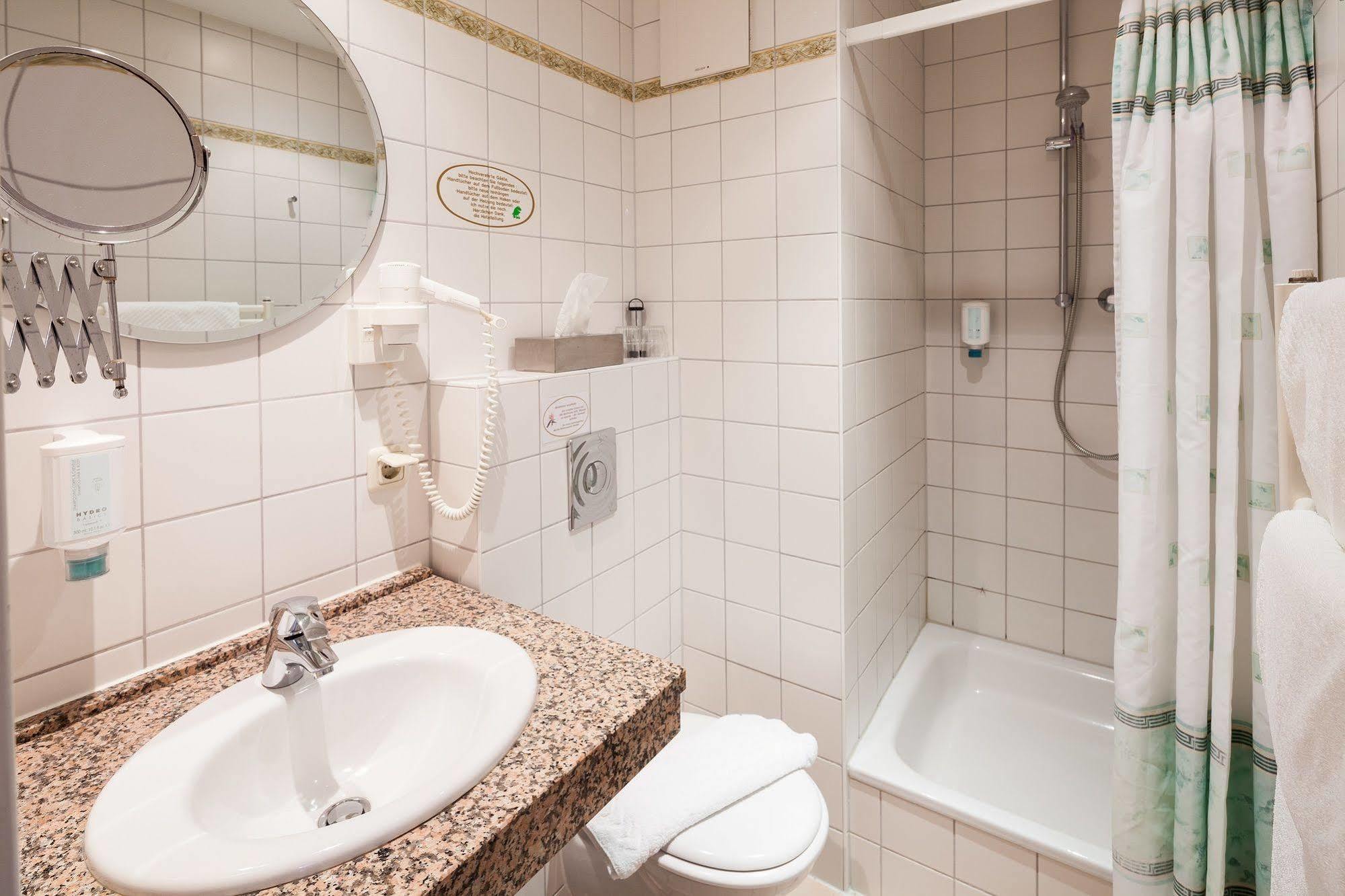 Hotel Garni Schlossgarten Нойстрелиц Екстериор снимка