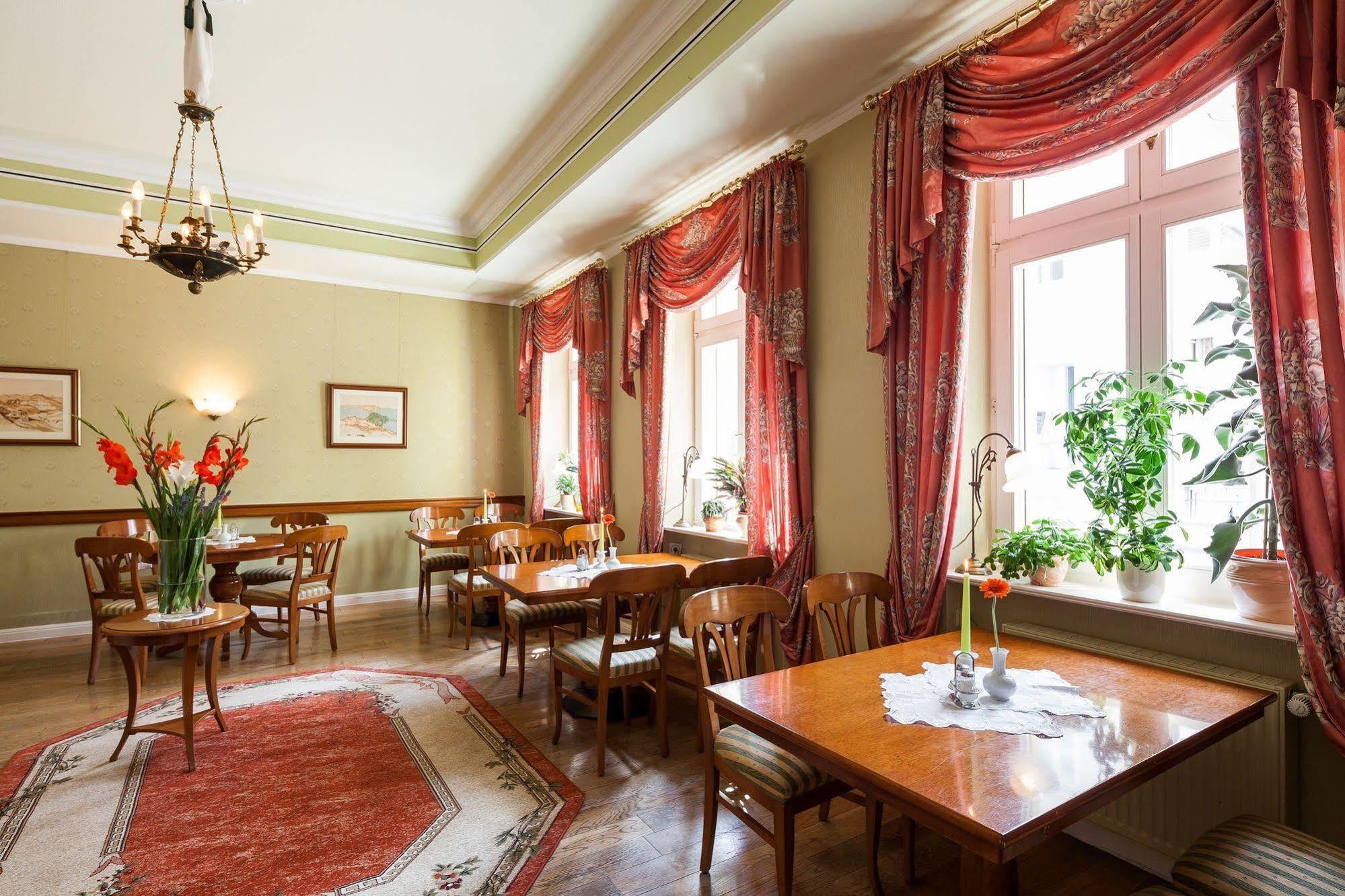 Hotel Garni Schlossgarten Нойстрелиц Екстериор снимка