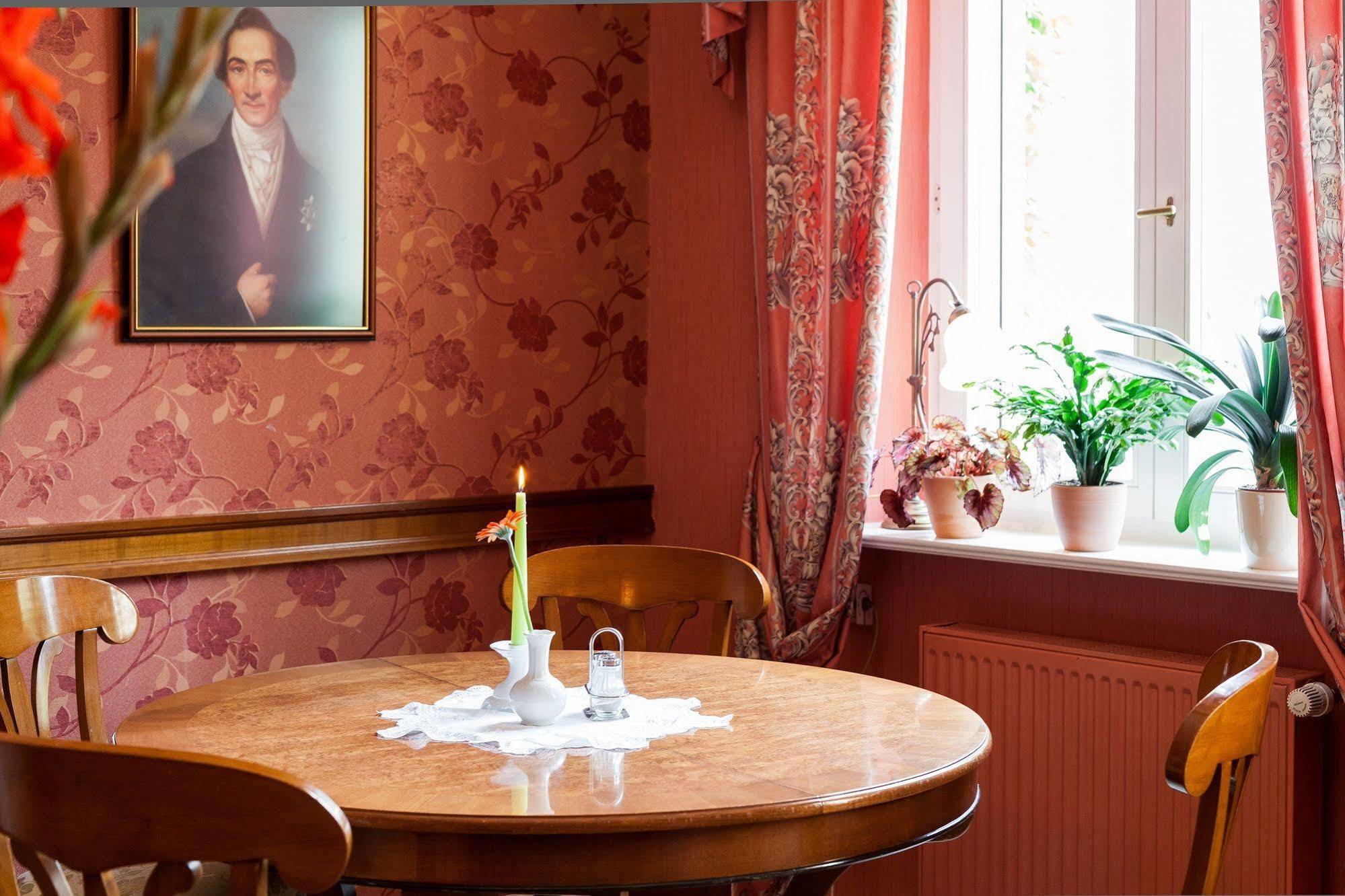 Hotel Garni Schlossgarten Нойстрелиц Екстериор снимка
