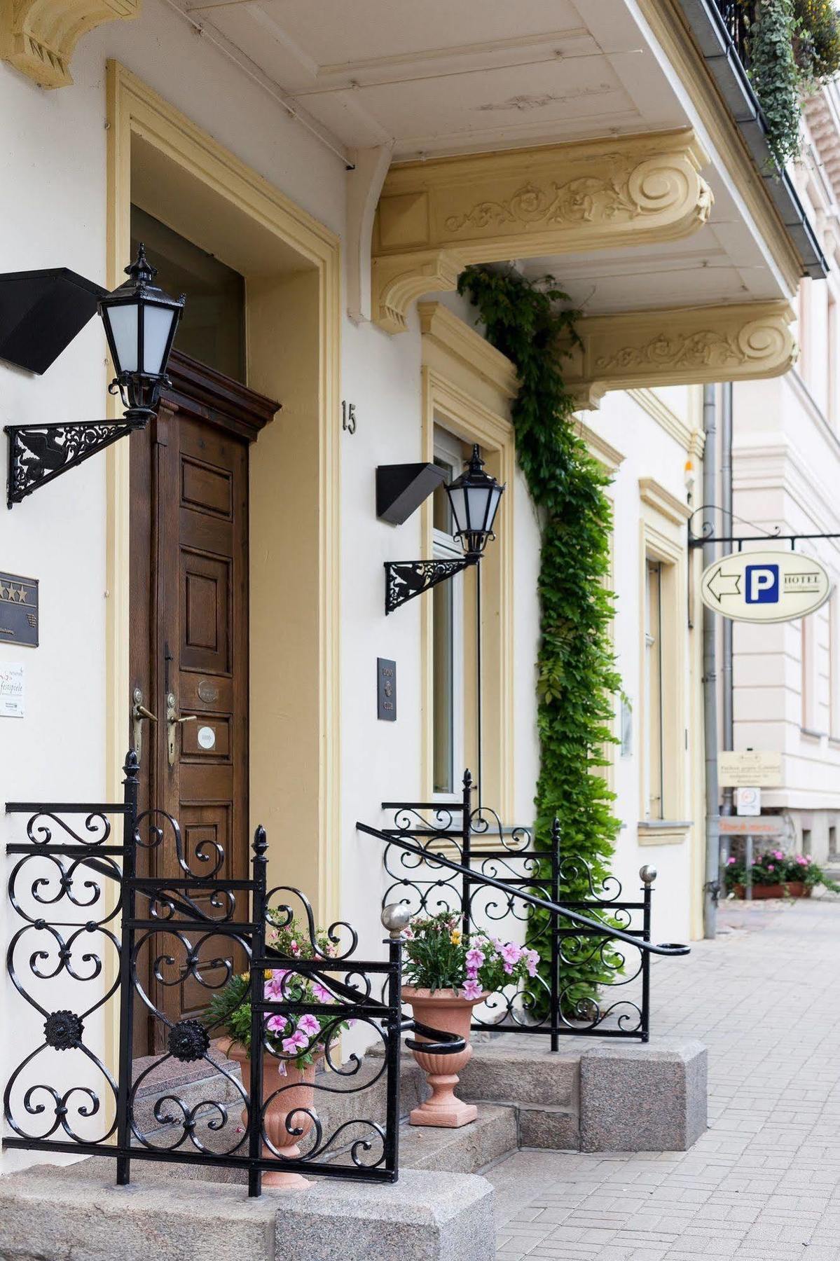 Hotel Garni Schlossgarten Нойстрелиц Екстериор снимка