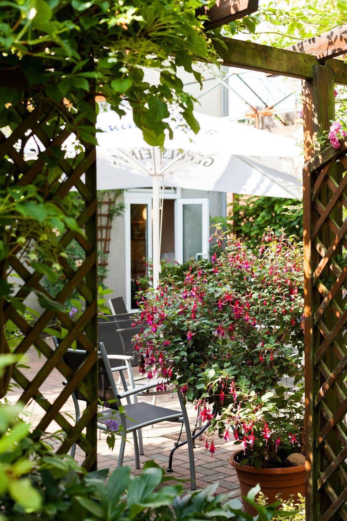 Hotel Garni Schlossgarten Нойстрелиц Екстериор снимка