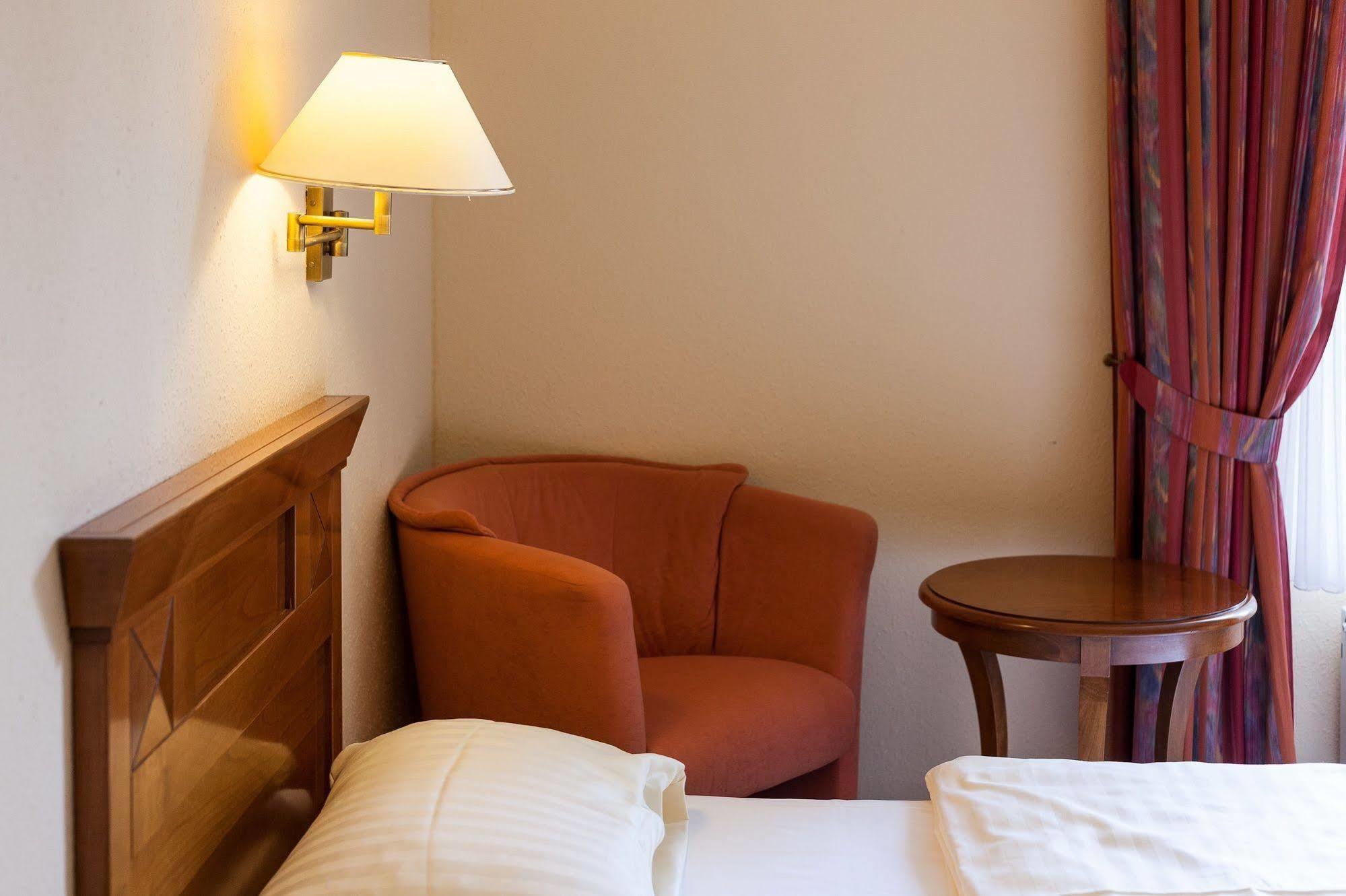 Hotel Garni Schlossgarten Нойстрелиц Екстериор снимка